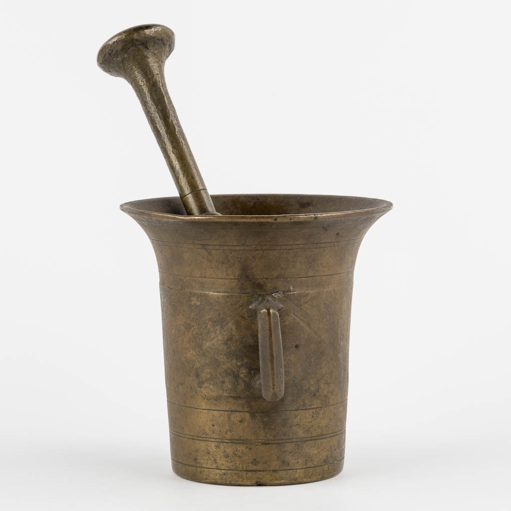 An antique bronze mortar and pestle. 17th/18th C. (H:16 x D:15,5 cm)