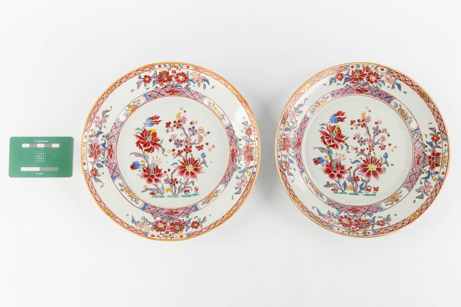 A pair of Chinese Famille Rose plates with a floral decor. (D:23 cm)