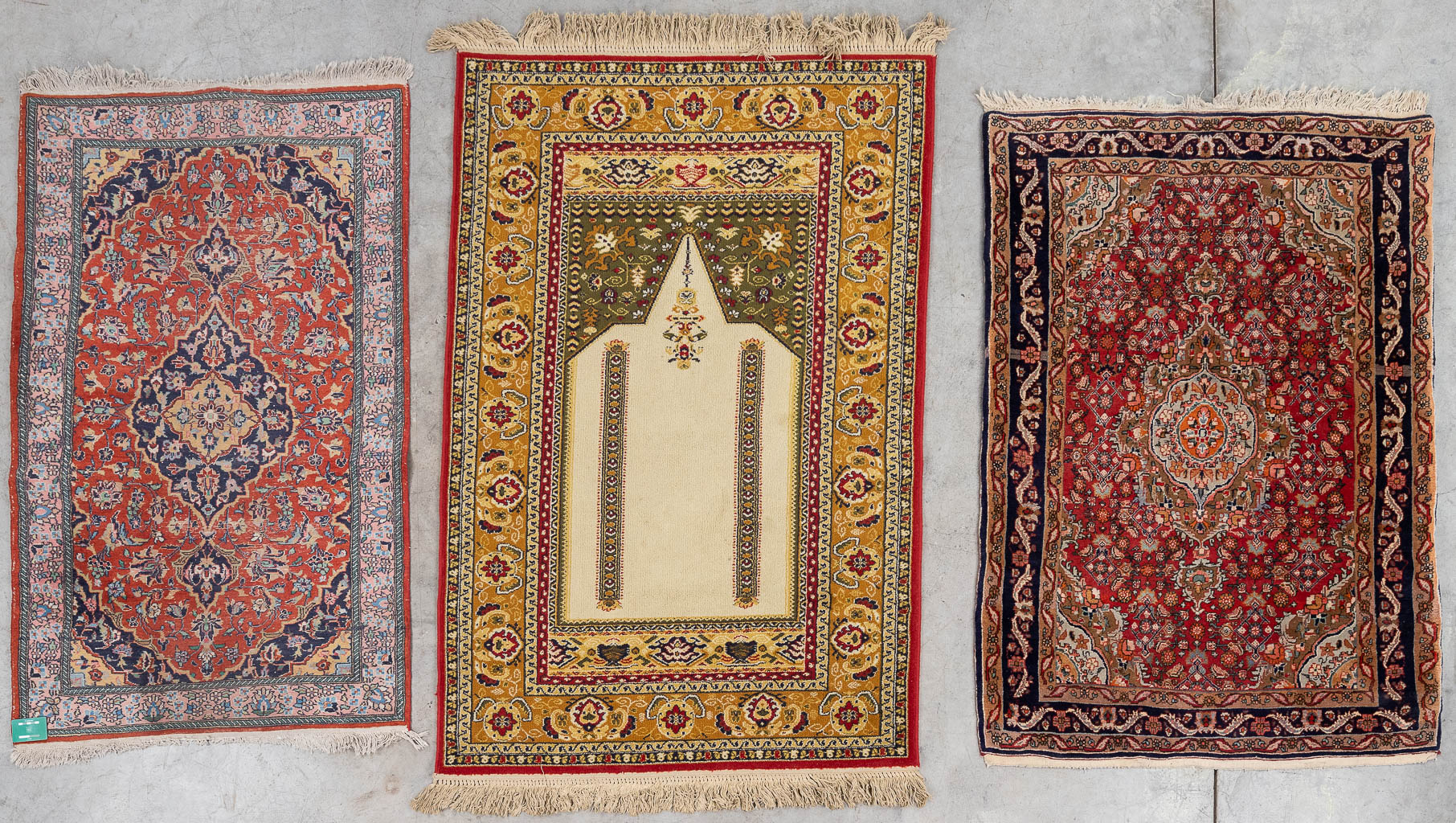 Een collectie van 3 Oosterse, handgeknoopte tapijten. Kashan en een bidtapijt. (L:180 x W:119 cm)