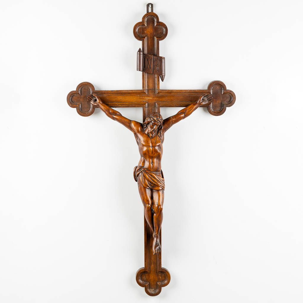 Een grote crucifix met Corpus Christi, houtgesculpteerd. 19de eeuw. (W:78 x H:130 cm)