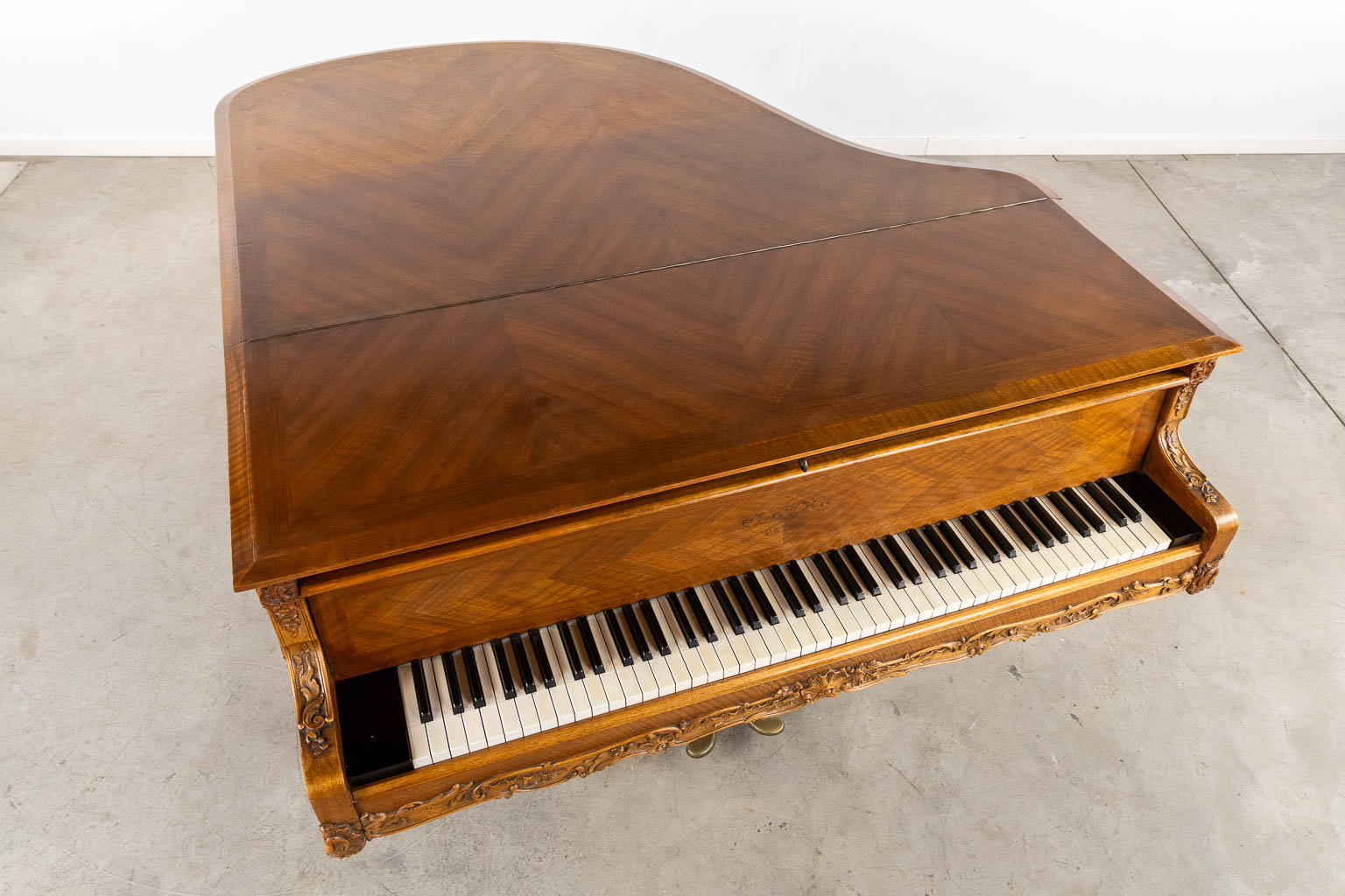 Pleyel, een vleugelpiano, gesculpteerd hout in Lodewijk XV stijl. 1913. (L:164 x W:153 x H:98 cm)