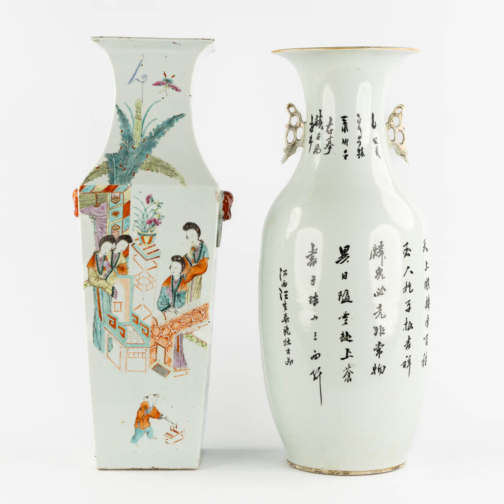 Twee Chinese vazen met decor van dames, vierkant en rond. (L:19 x W:22 x H:59 cm)