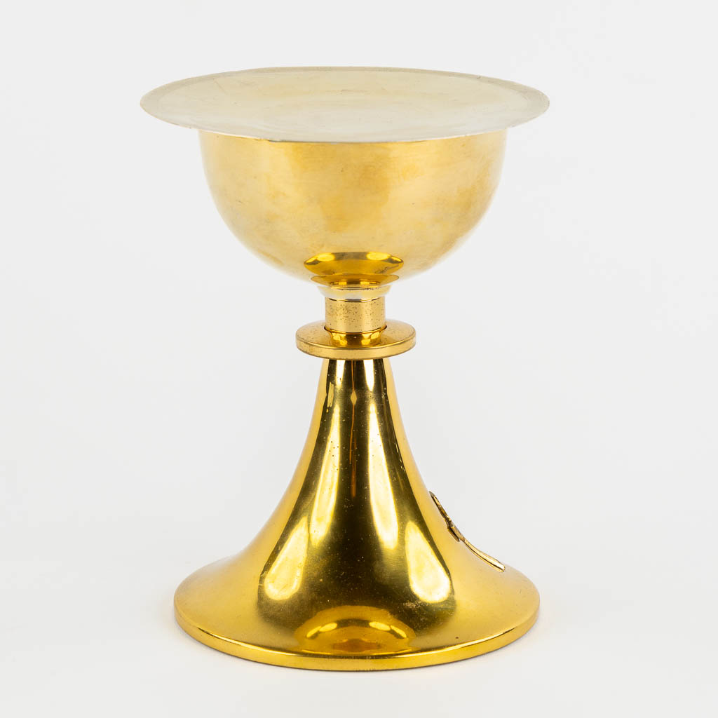 A modern chalice with paten and vermeil cuppa. 20th C. (H:16,5 x D:11,5 cm)