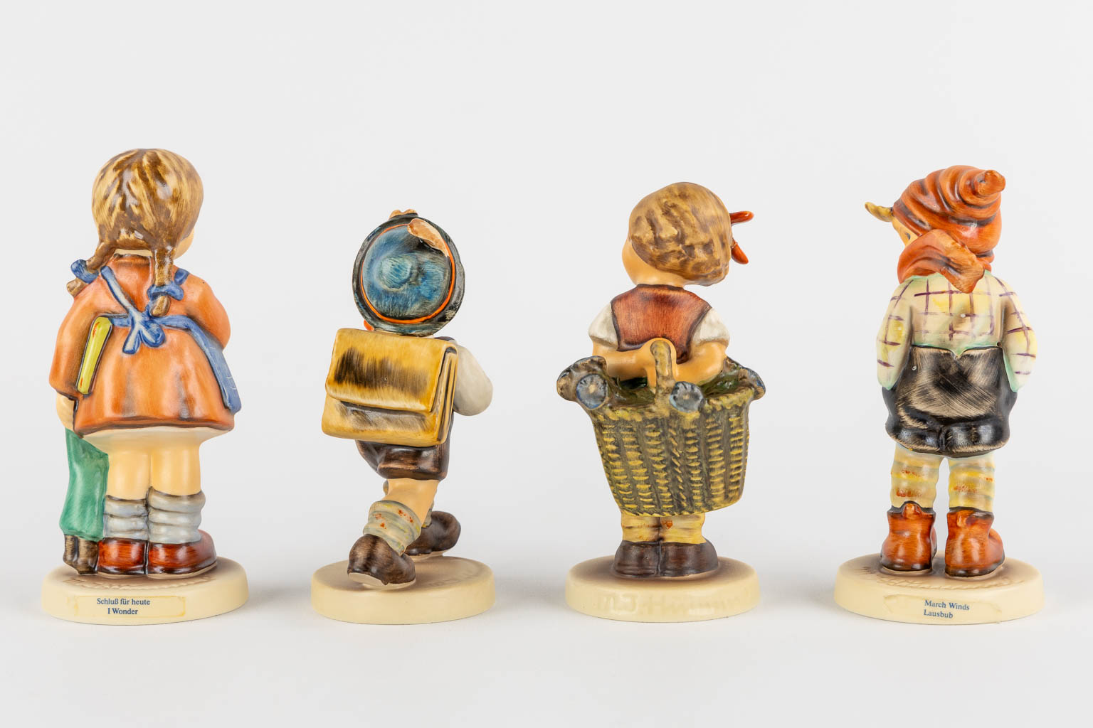 Hummel, a collection of 20 figurines, one made of glass. Added a catalog. (H:17 cm)