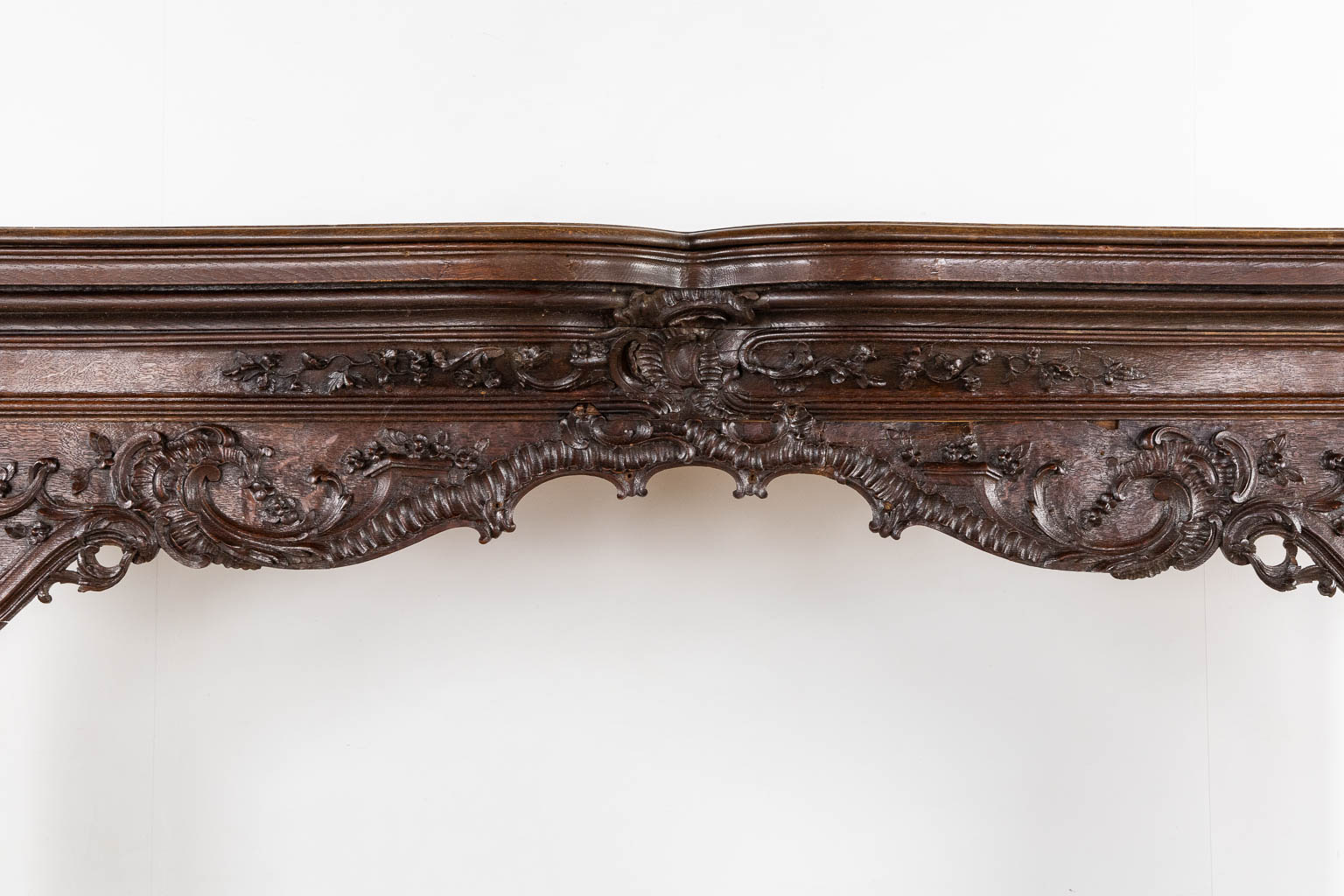 A large sculptured fireplace mantle, Liège, 18th C. (L:55 x W:209 x H:170 cm)