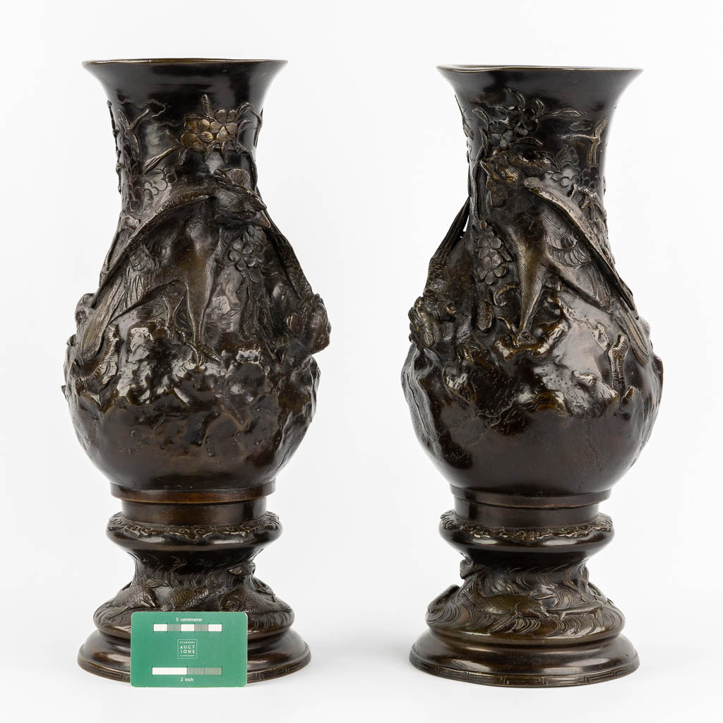 A pair of Japanese bronze vases decorated with fauna and flora. Meji. (H:46 x D:18 cm)