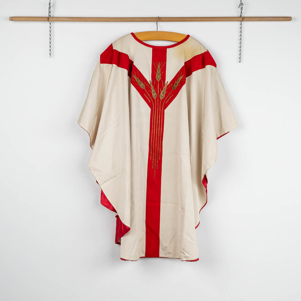 A set of 4 modern Chasubles, a Humeral Veil, Stola, Brusa and Chalice Veils. 