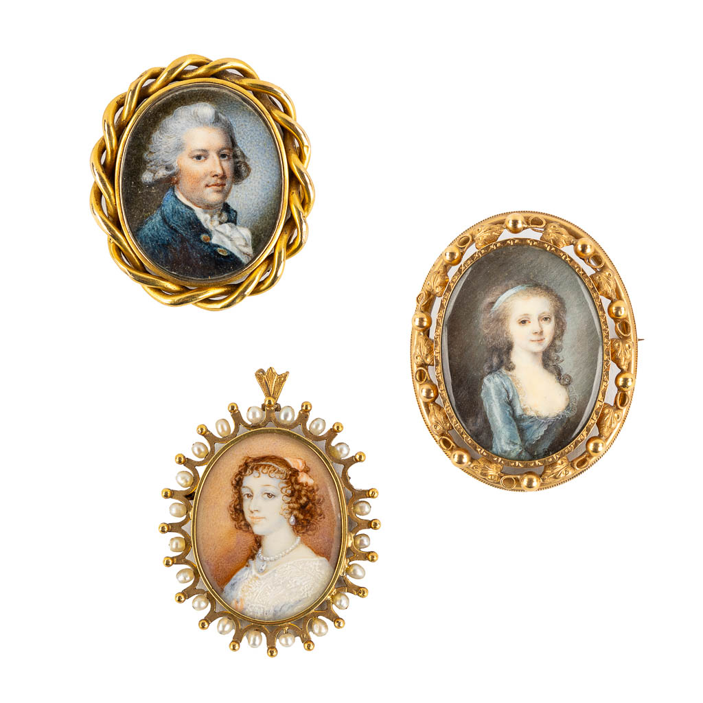 Three brooches with miniature portraits, 18kt and 14kt yellow gold. (H:5,2 cm)