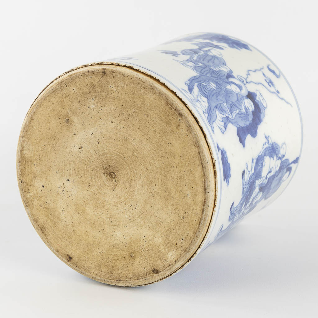 A Chinese blue-white pot, decorated with wise men. 19th C. (H:22 x D:20 cm)