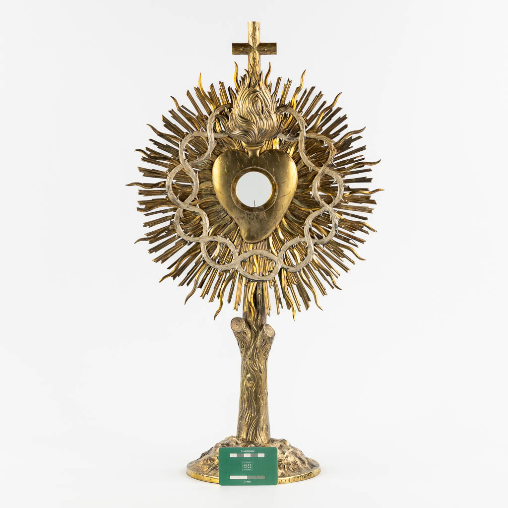 A sunburst monstrance with Sacred Heart, Crown of Thorns. gilt brass, 19th C. (L:19 x W:38,5 x H:67 cm)