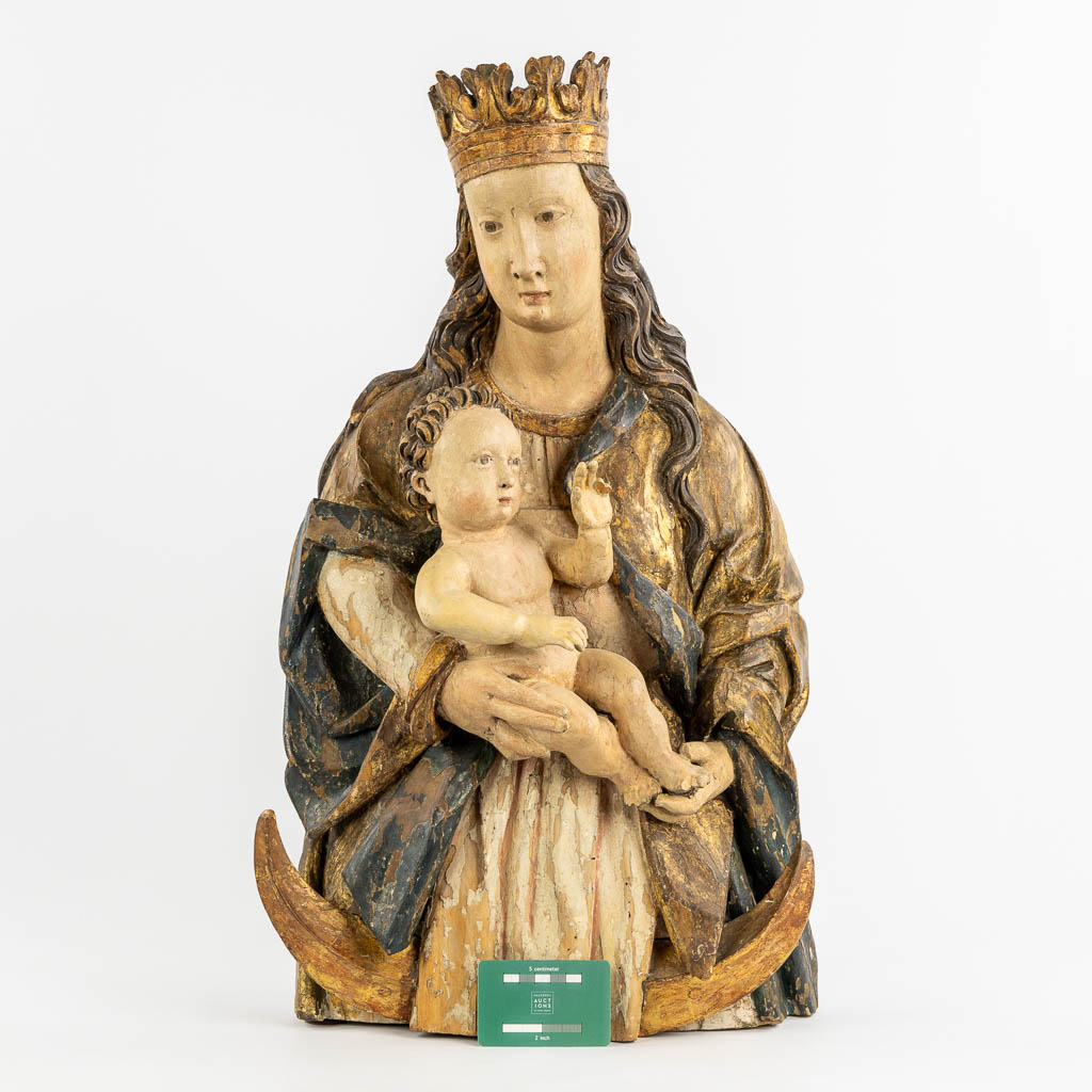 Madonna met kind op een maansikkel, een antieke houtsculptuur. Circa 1500-1520. (L:18 x W:32 x H:66 cm)