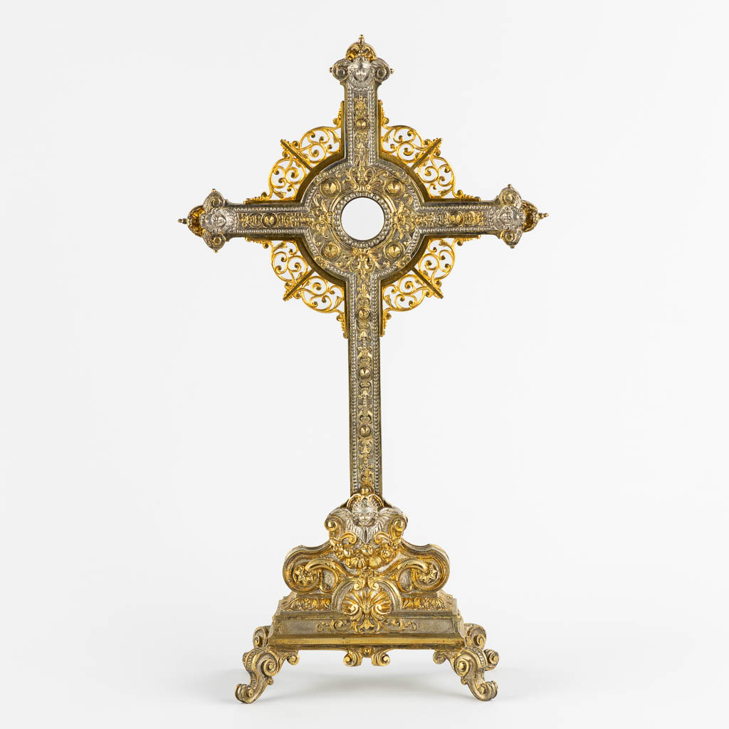 A double faced reliqary crucifix or Monstrance, bronze in Baroque style. 19th C. (W:22,5 x H:41 cm)