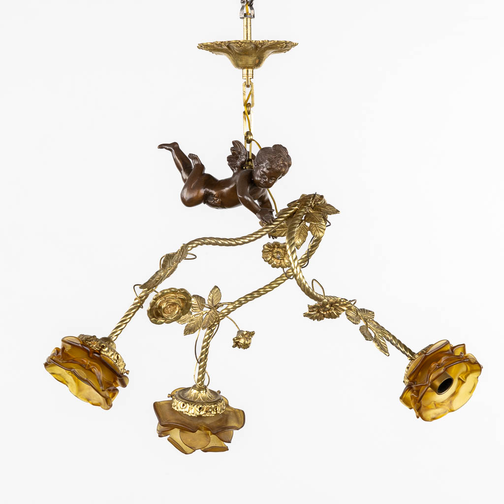 A decorative chandelier with a putto and glass roses. (L:39 x W:44 x H:57 cm)