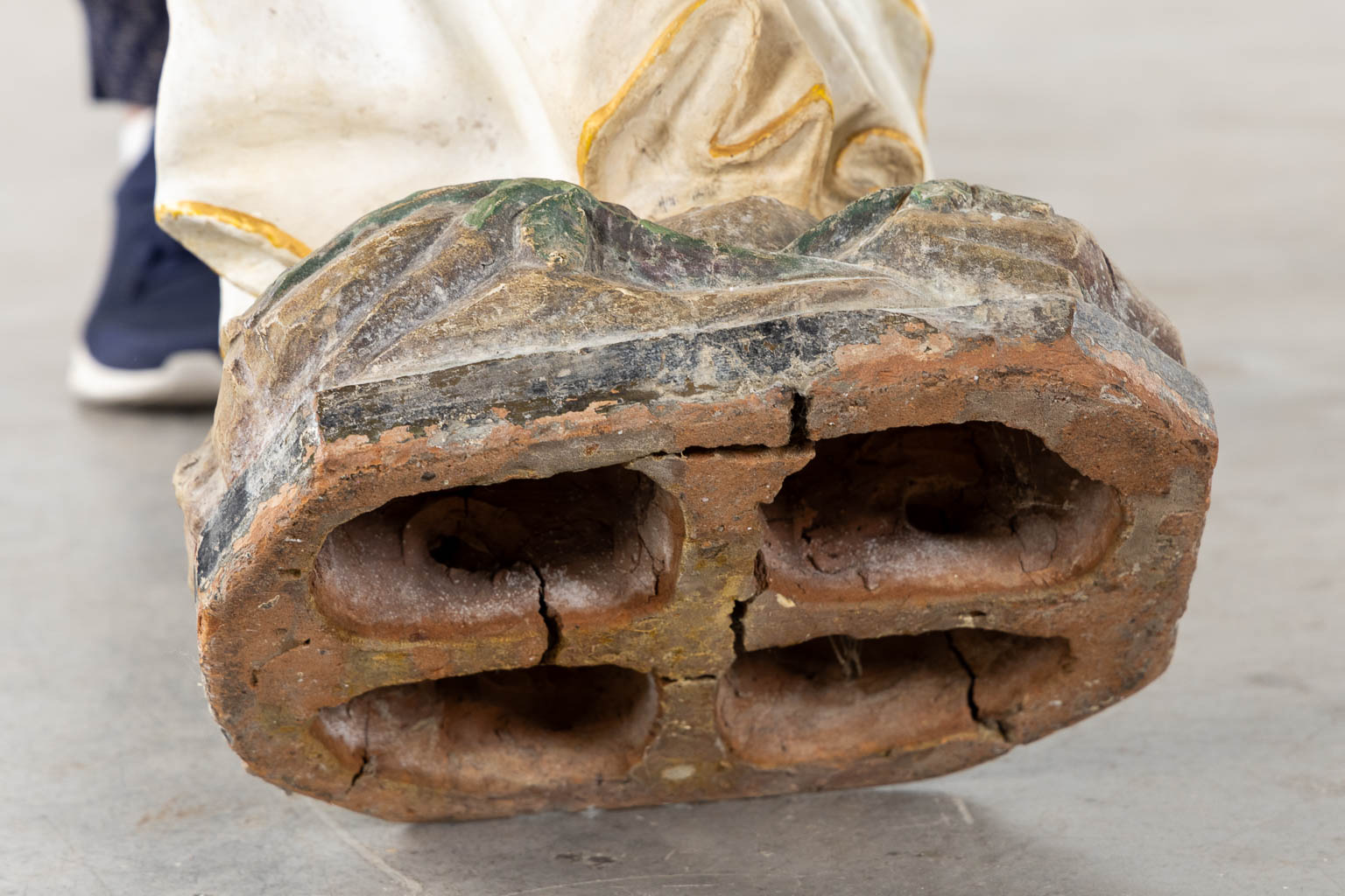 Een gepatineerd terracotta beeld van Onze Lieve Vrouw van Lourdes, 19de eeuw. (H:110 cm)