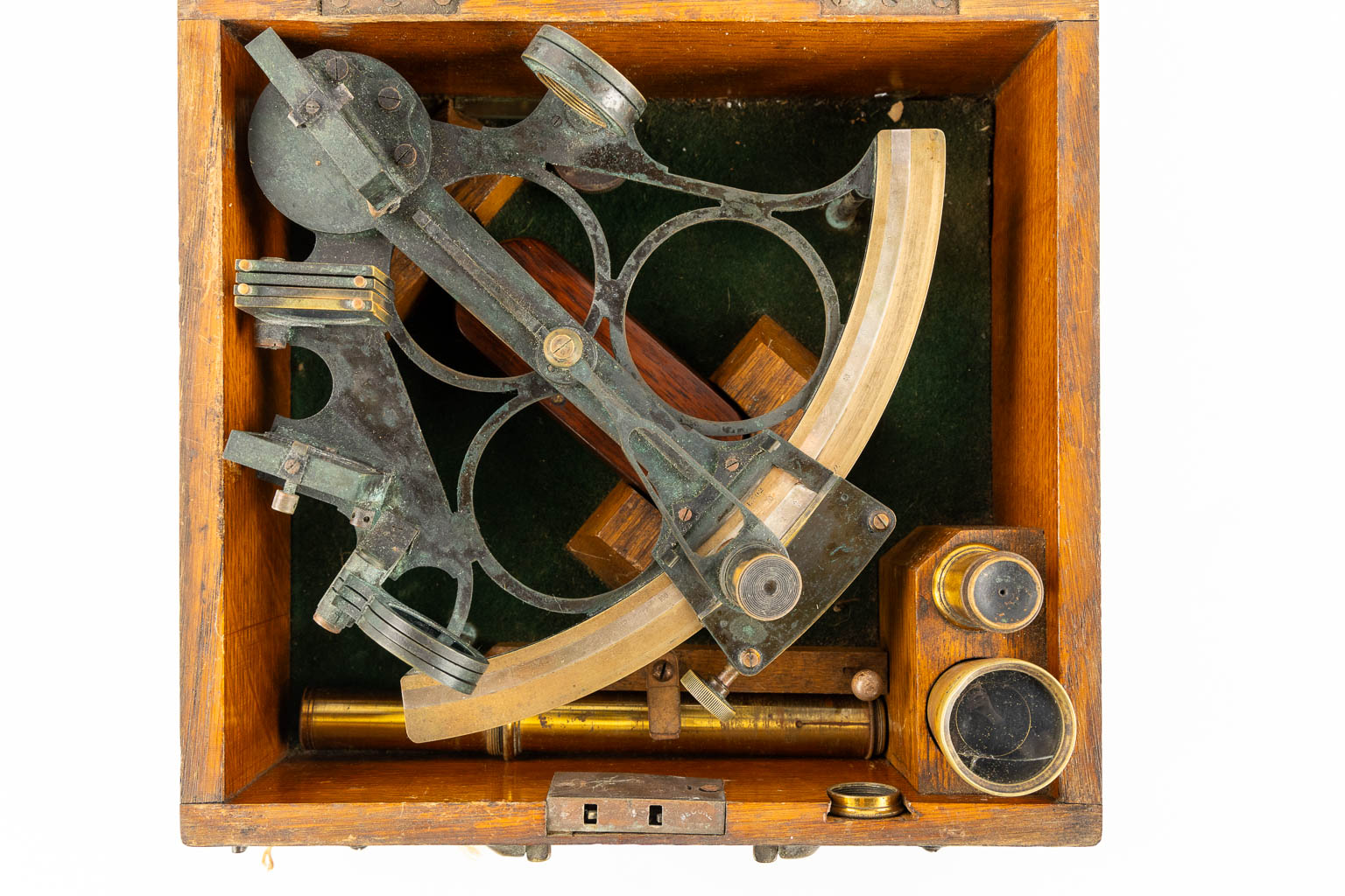 Bayne & Smith, Antwerp. A sextant in the original box, 19th C. (L:26 x W:25 x H:13 cm)