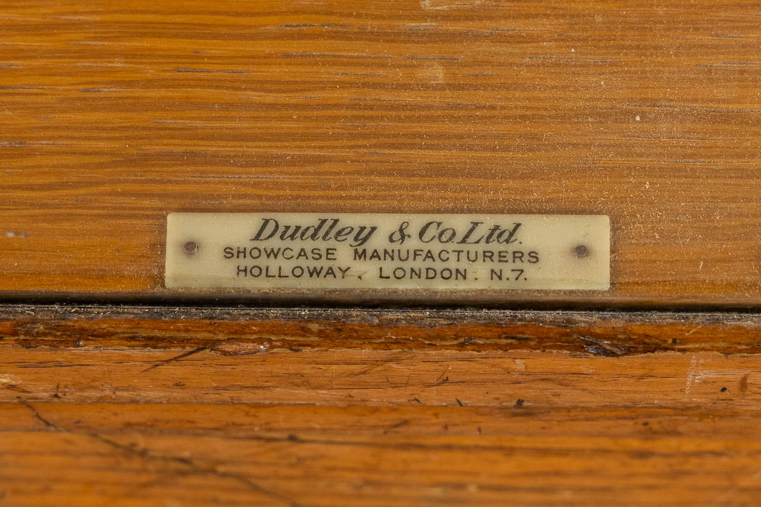 Dudley & Co, Ltd. Een antieke Engelse vitrinekast of winkeltoog. Hout en glas. (L:58 x W:179 x H:91 cm)