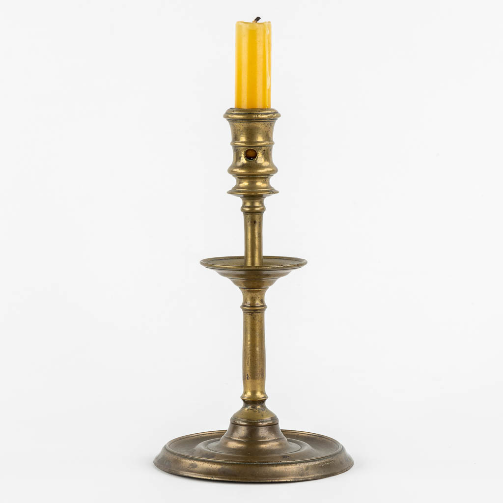 An antique bronze 'Henry 2' candlestick, France, 16th C. (H:25,5 x D:14,5 cm)