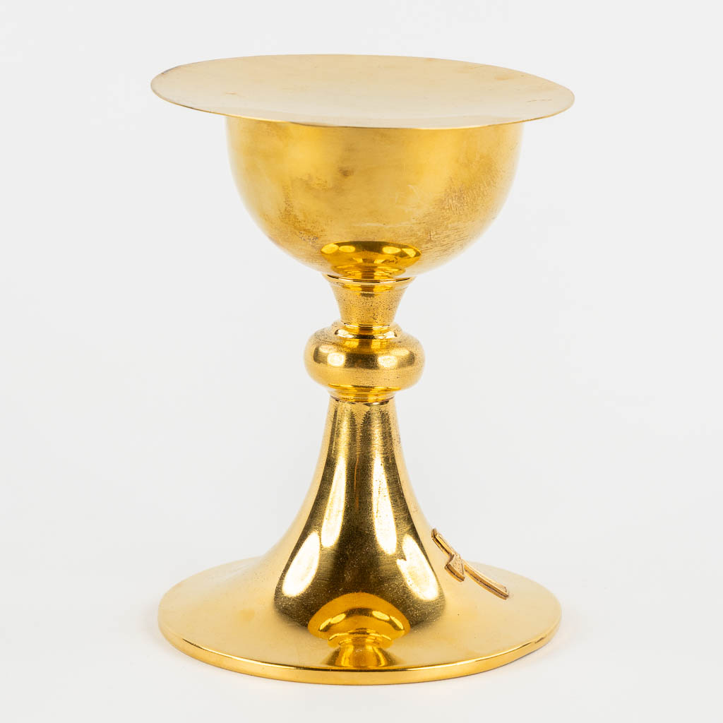 A modern chalice with vermeil cuppa, paten. 20th C.  (H:19 x D:14 cm)