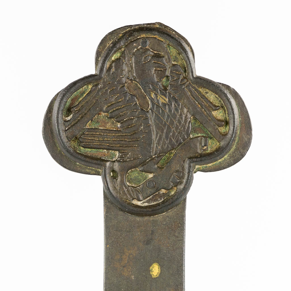 A processional crucifix, bronze. End of the 14th C. (W:28,5 x H:53,5 cm)