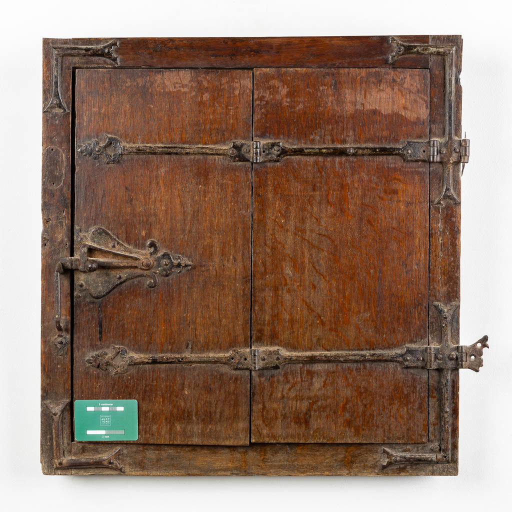 A Gothic window, oak with wrought-iron. Flanders, 15th C. (W:60 x H:59 cm)