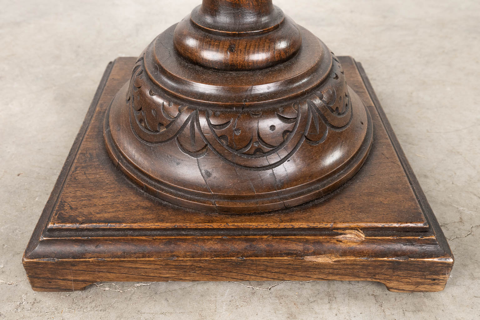 A pedestal with a wood sculptured figurine in Breton style. Circa 1900. (L: 31,5 x W: 31,5 x H: 107 cm)