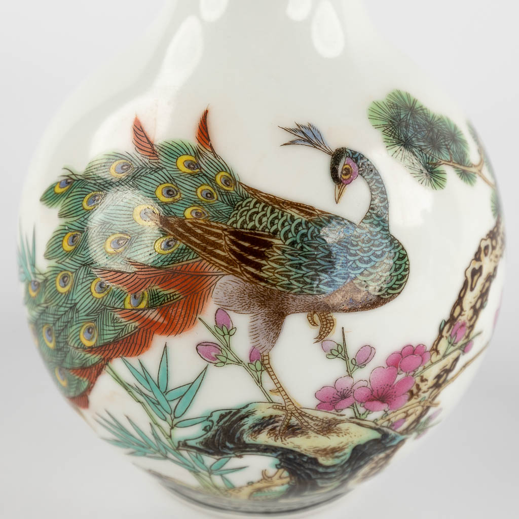 A pair of Chinese vases decorated with peacocks, 20th C. (H:19,5 x D:10,5 cm)