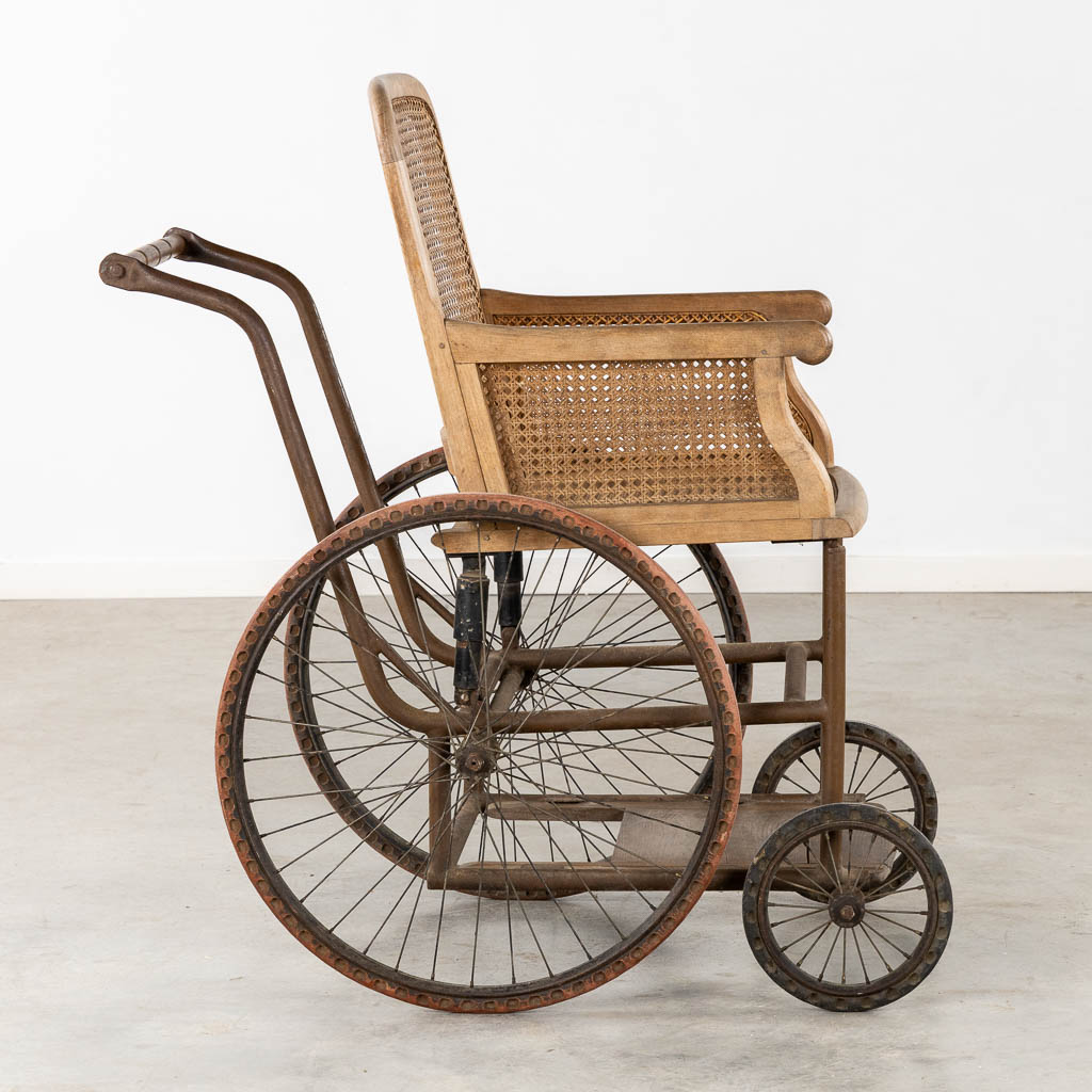 Dupont, Paris, an antique wheelchair. Circa 1900-1920. (L:97 x W:68 x H:105 cm)