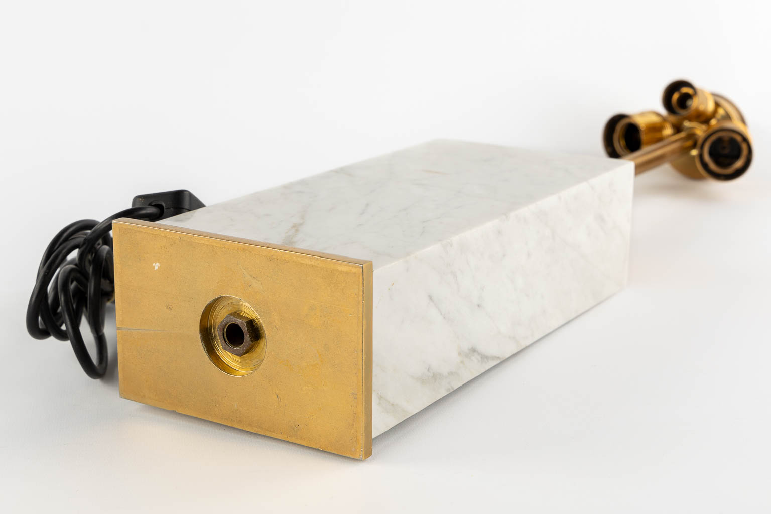 Deknudt, A mid-century table lamp, Carrara marble. Circa 1980. (L:8,5 x W:13,5 x H:65,5 cm)