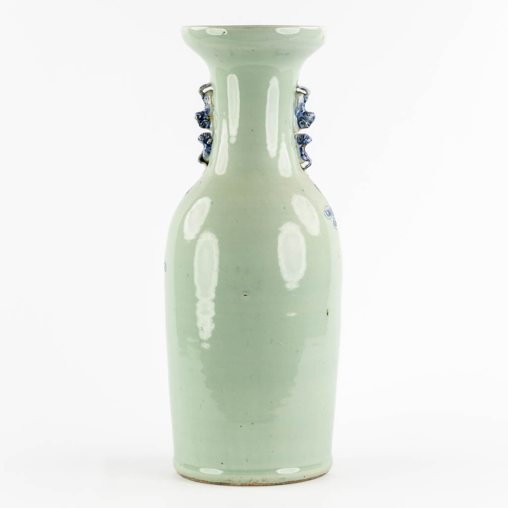 Een Chinese Celadon vaas met een draak en vis. (H:58 x D:23 cm)