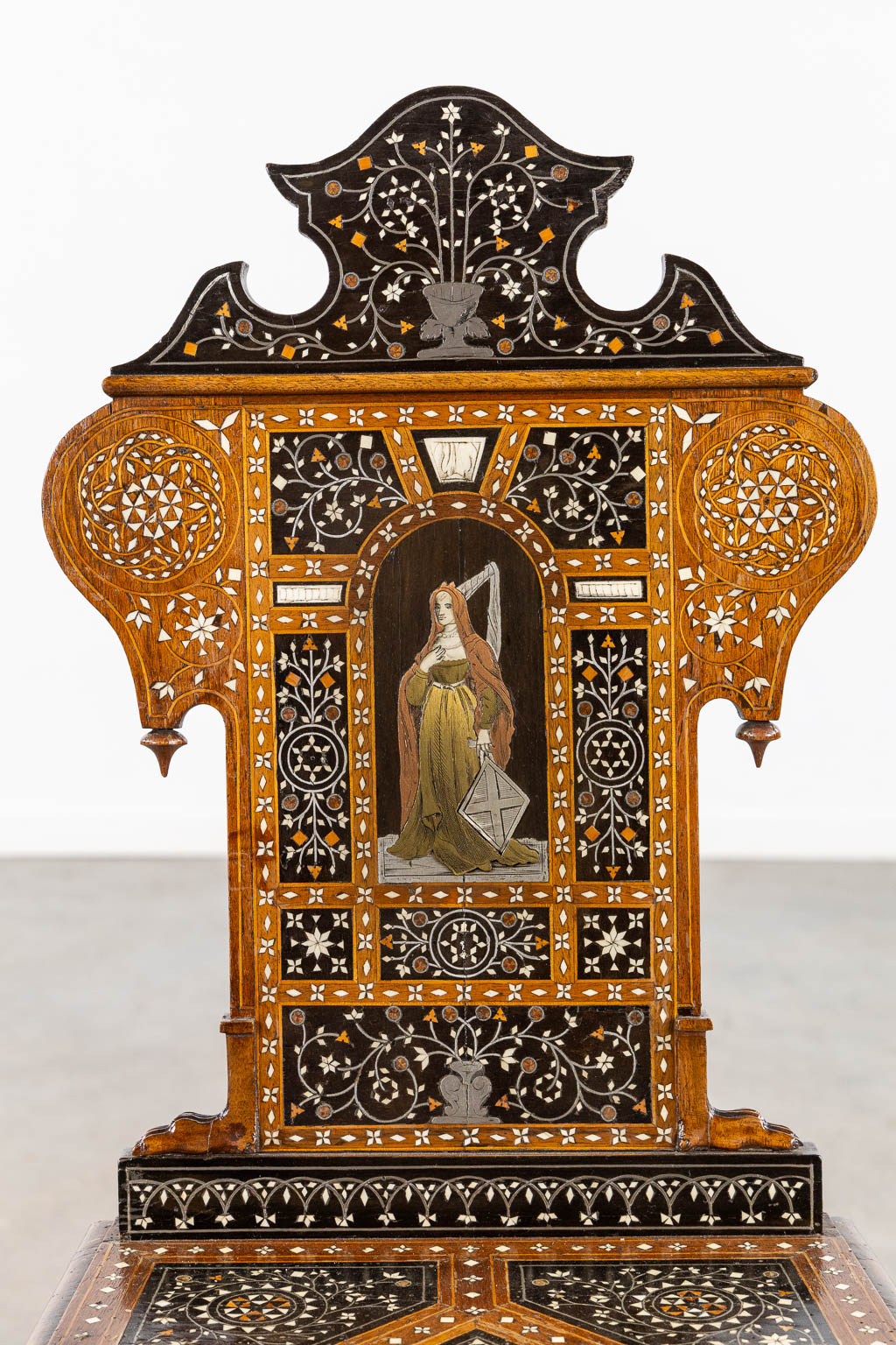 A Syrian table with two matching chairs, Marquetry and copper inlay, 19th C. (L:87 x W:121 x H:80 cm)