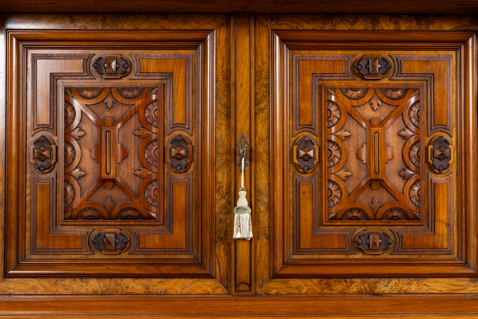 Arthur Etienne & Soeur, Bruxelles, a walnut dresser, Henry Deux. 19th C. (L:61 x W:150 x H:208 cm)