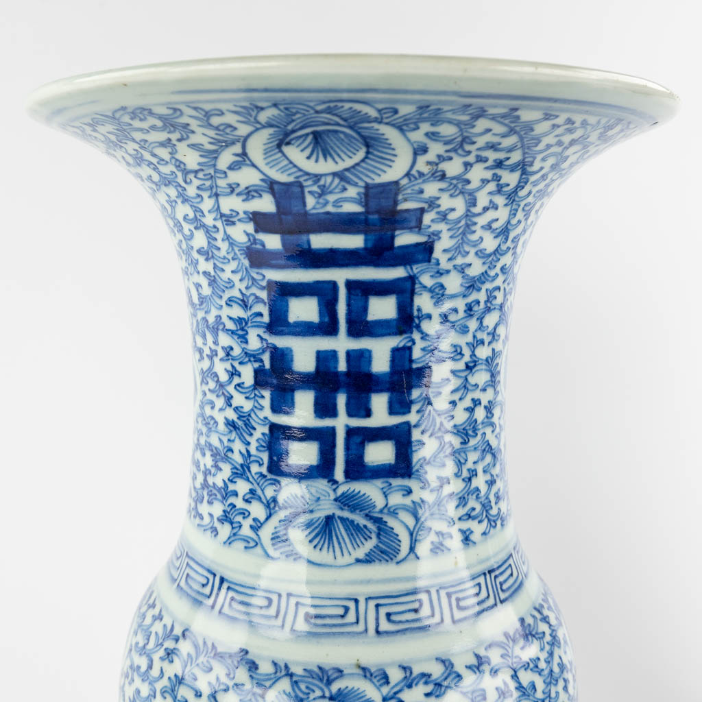 A pair of Chinese blue-white vases, Chenghua mark. 19th C. (H:41 x D:21,5 cm)