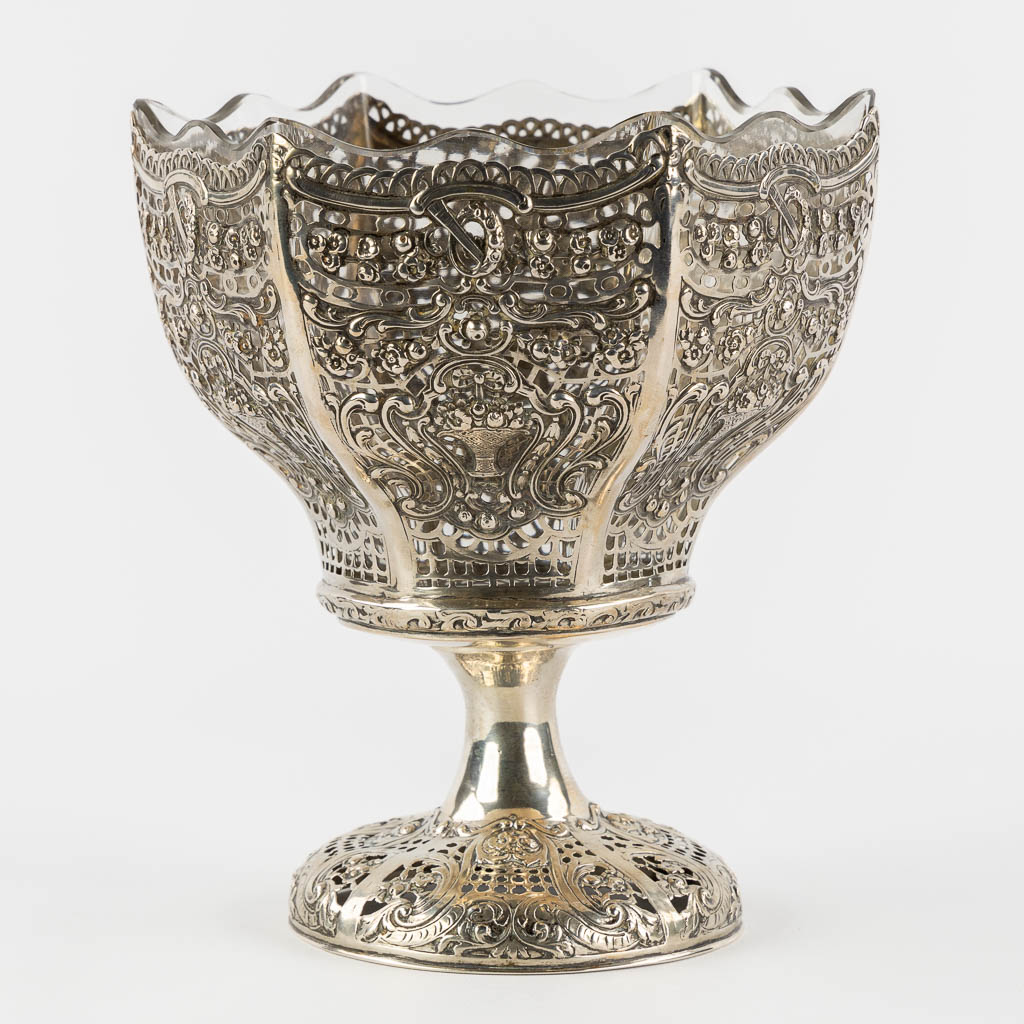 A anjoured silver bonbonière with a crystal liner, Germany, 800/1000. 429g. (L:17 x W:17 x H:20,5 cm)