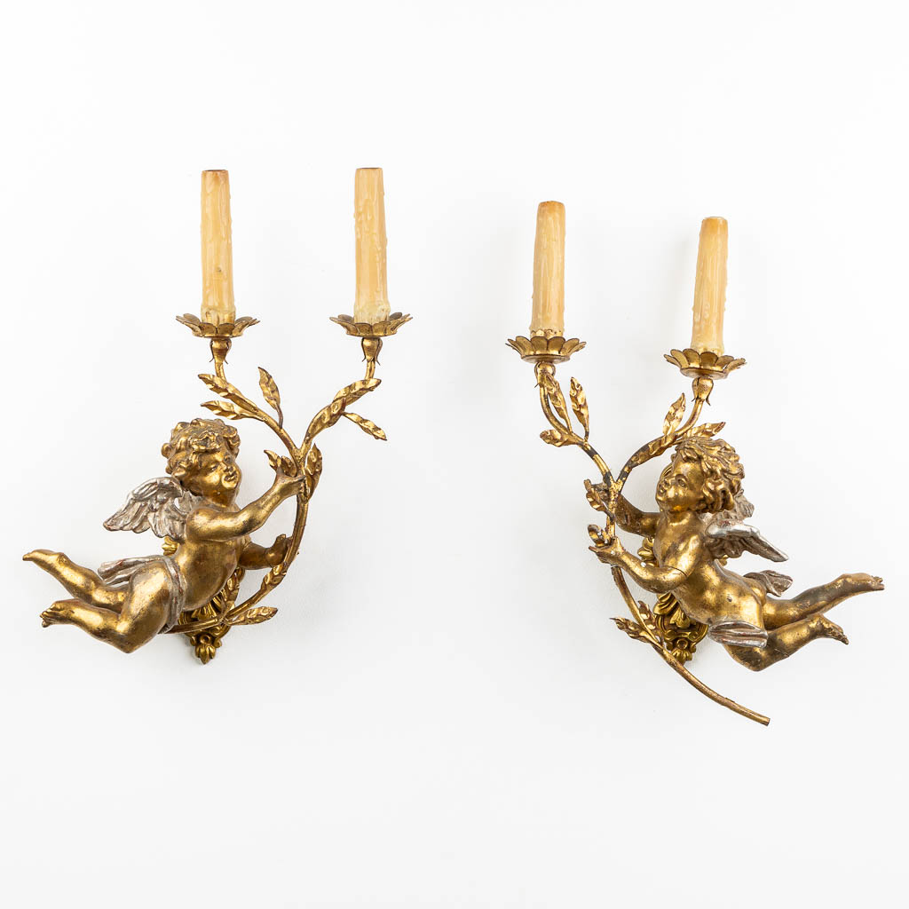 A decorative pair of wall lamps with putti, 20th C. (W:35 x H:48 cm)