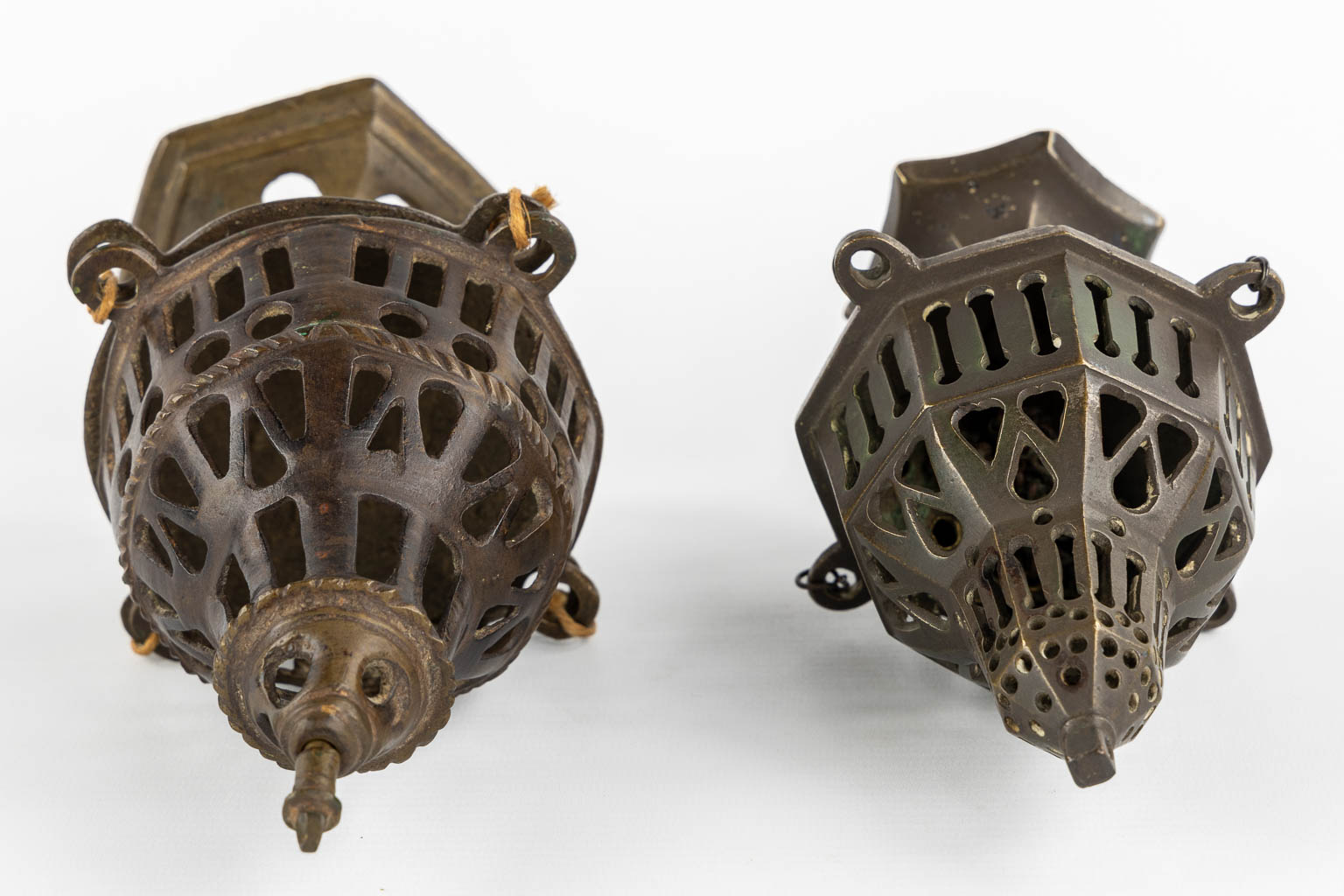 Two Gothic brass inscence burners, Flanders, 15th/16th C. (H:21 x D:13 cm)