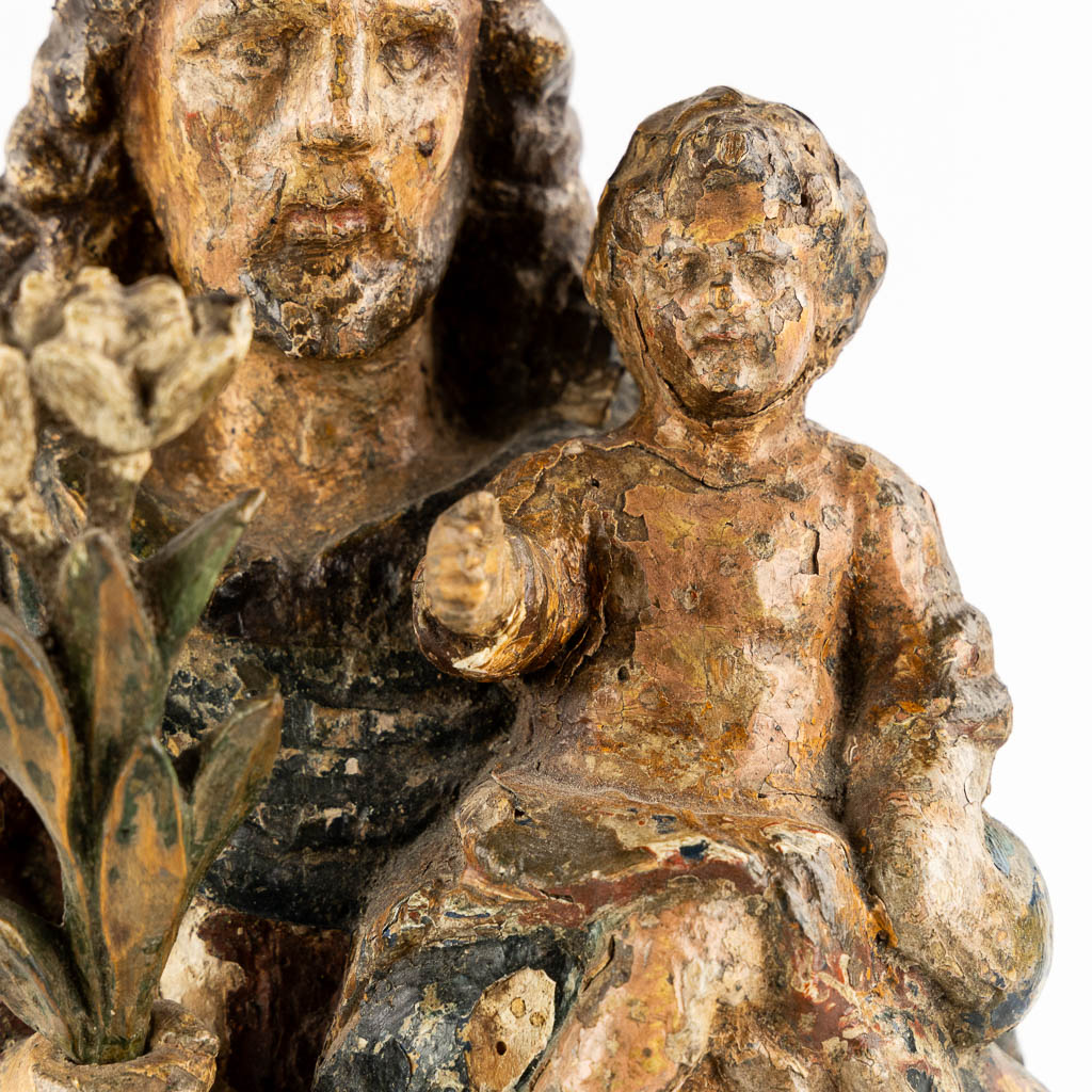 An antique wood-sculptured figurine of Saint Joseph with a Child, Flanders, 17de/18de eeuw. 