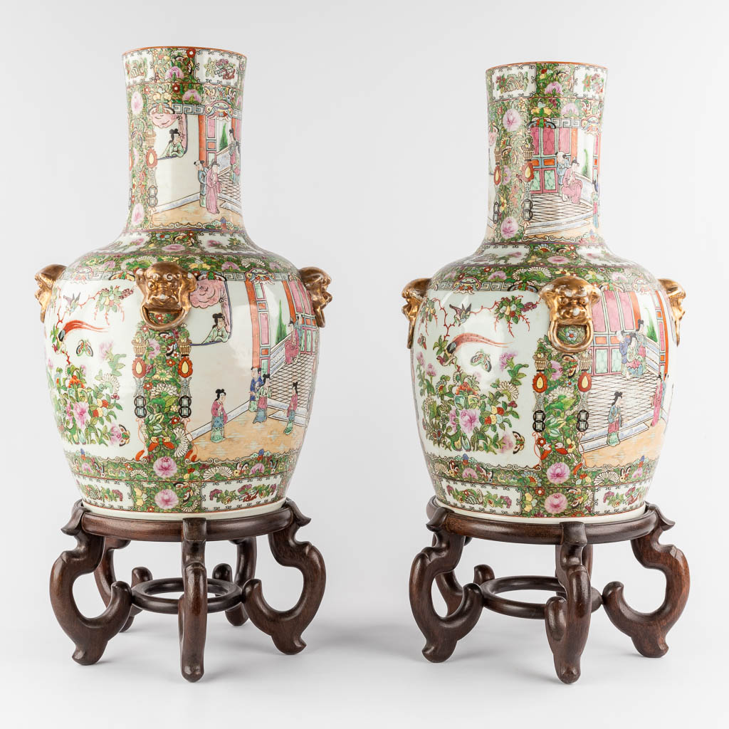 Two large Chinese Canton vases on a pedestal, 20th C. (H:50 x D:32 cm)