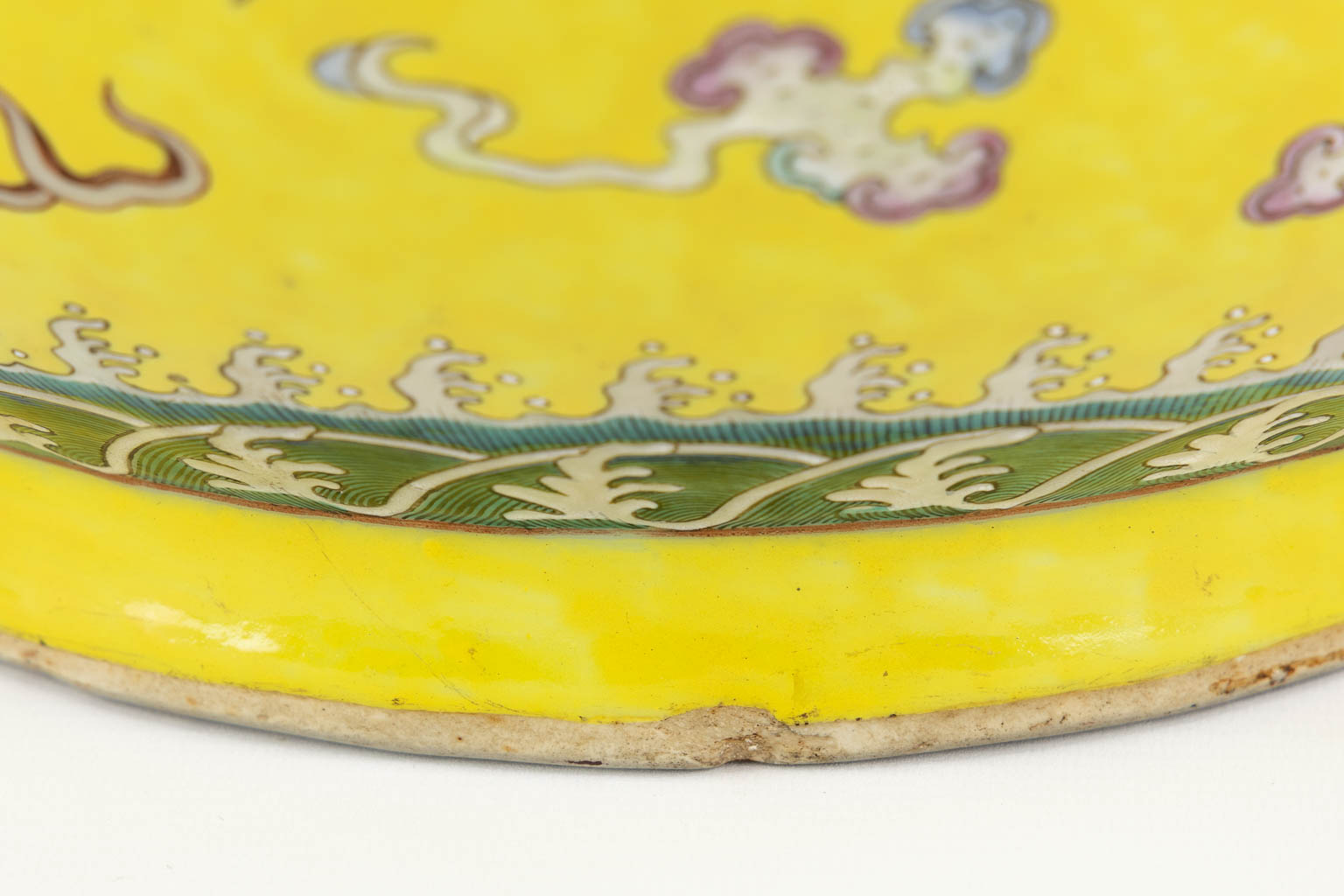 A large yellow Chinese vase with a dragon decor, Kangxi mark, 19th C. (H:47 x D:37 cm)