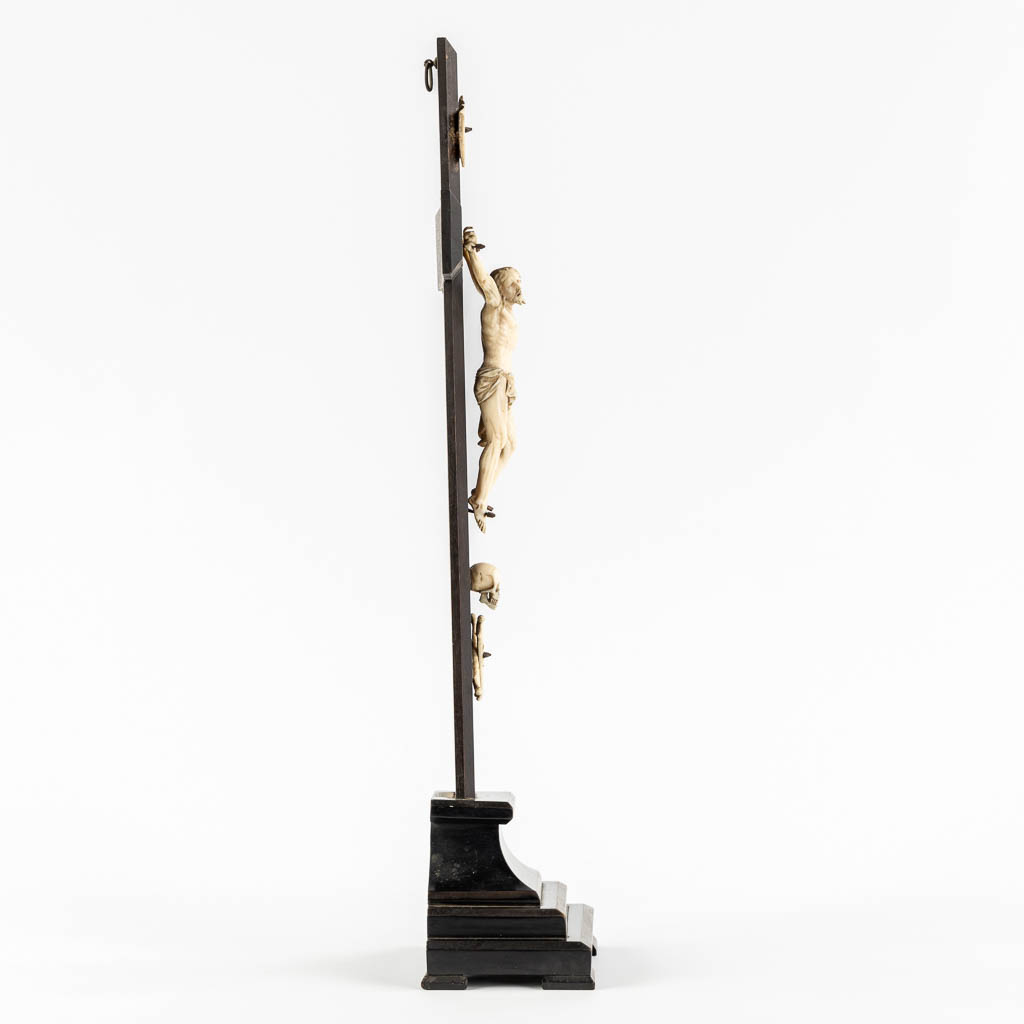 An antique Corpus Christi mounted on an ebonised wood crucifix, Ivory sculpture, 19th C. (L:9,5 x W:22,5 x H:52,5 cm)