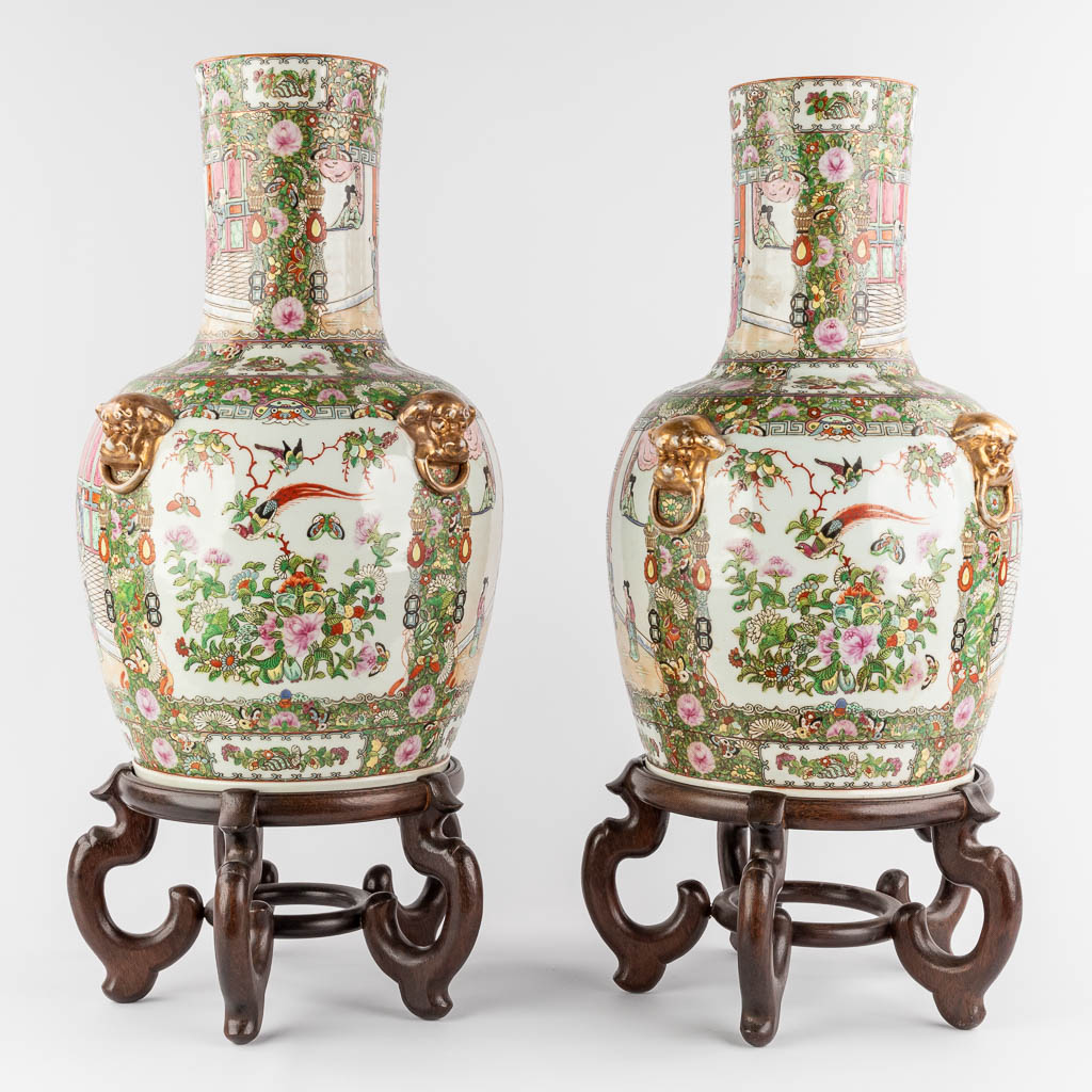 Two large Chinese Canton vases on a pedestal, 20th C. (H:50 x D:32 cm)