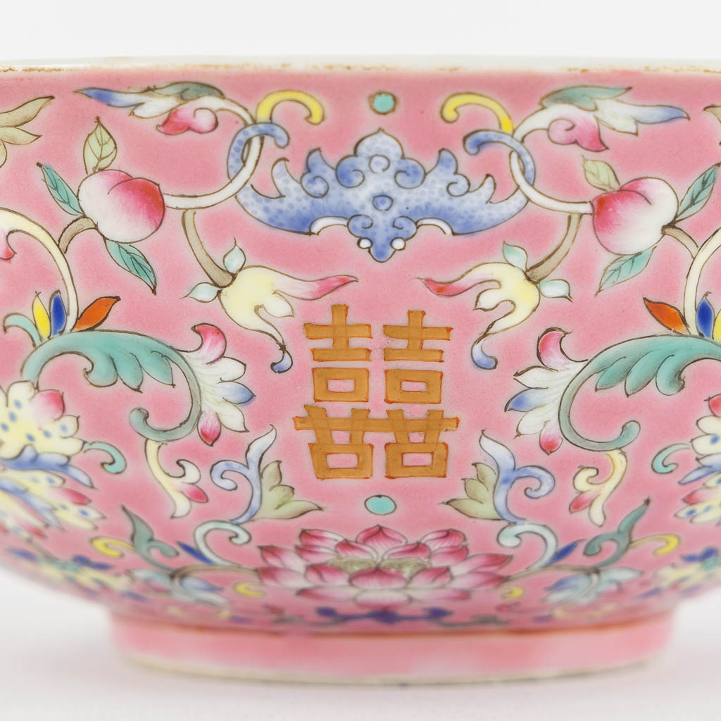 A Chinese Famille Rose bowl decorated with peaches, Daoguang mark. (H:6 x D:16,5 cm)