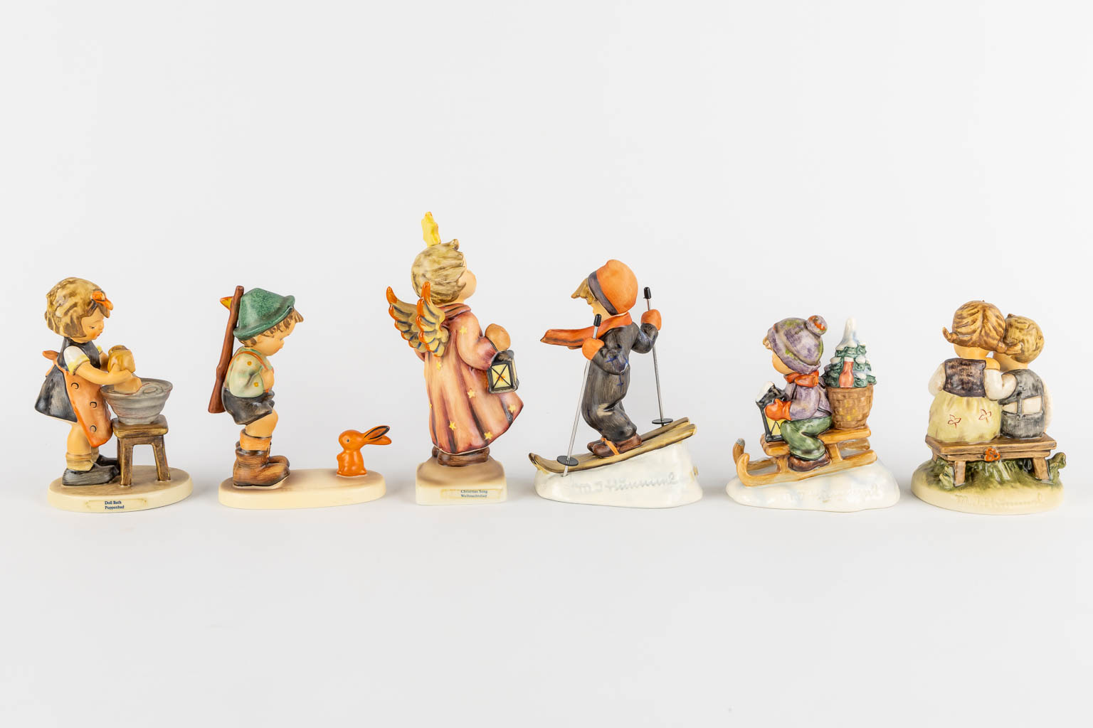 Hummel, a collection of 20 figurines, one made of glass. Added a catalog. (H:17 cm)