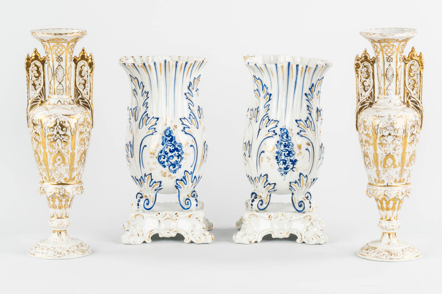 Two pairs of Vieux Paris vases one with ajoured handles, gilt porcelain. 19th C. 