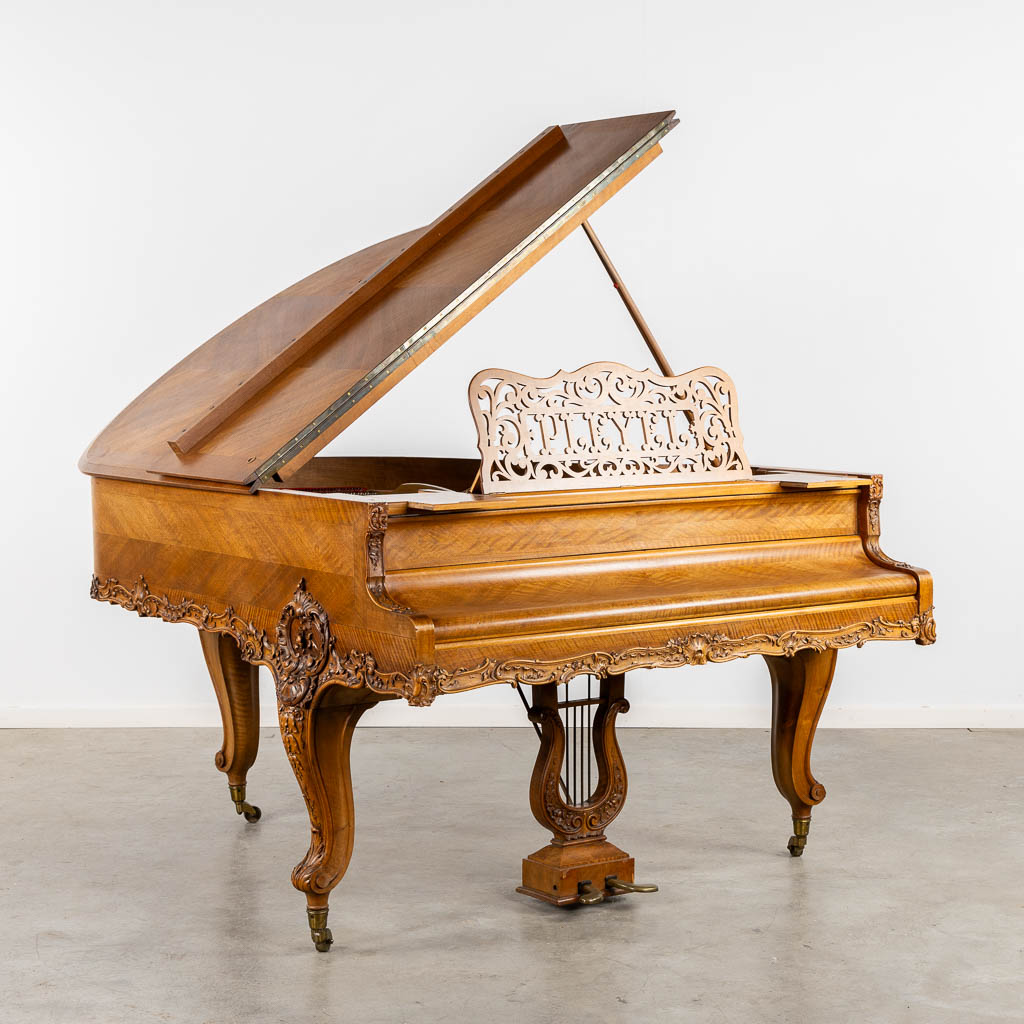 Pleyel, een vleugelpiano, gesculpteerd hout in Lodewijk XV stijl. 1913. (L:164 x W:153 x H:98 cm)