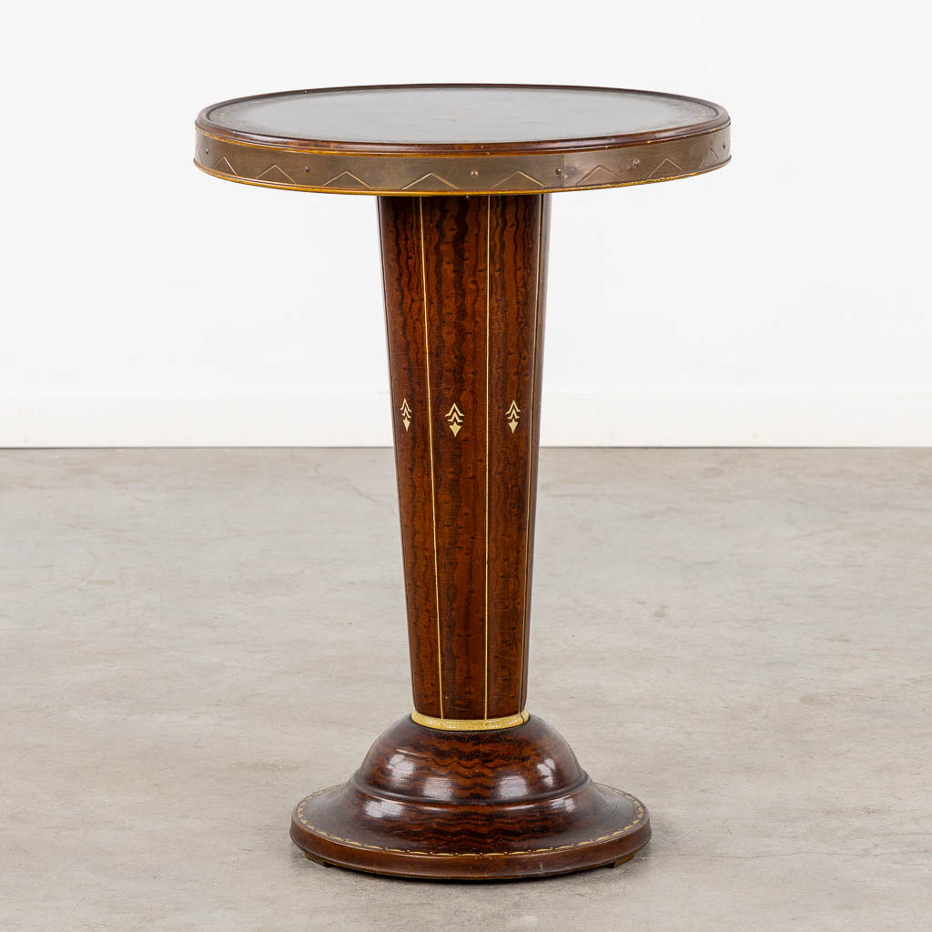 Een ronde bijzettafel, gepatineerd metaal en hout. Art Deco/Bauhaus. (H:66 x D:47 cm)