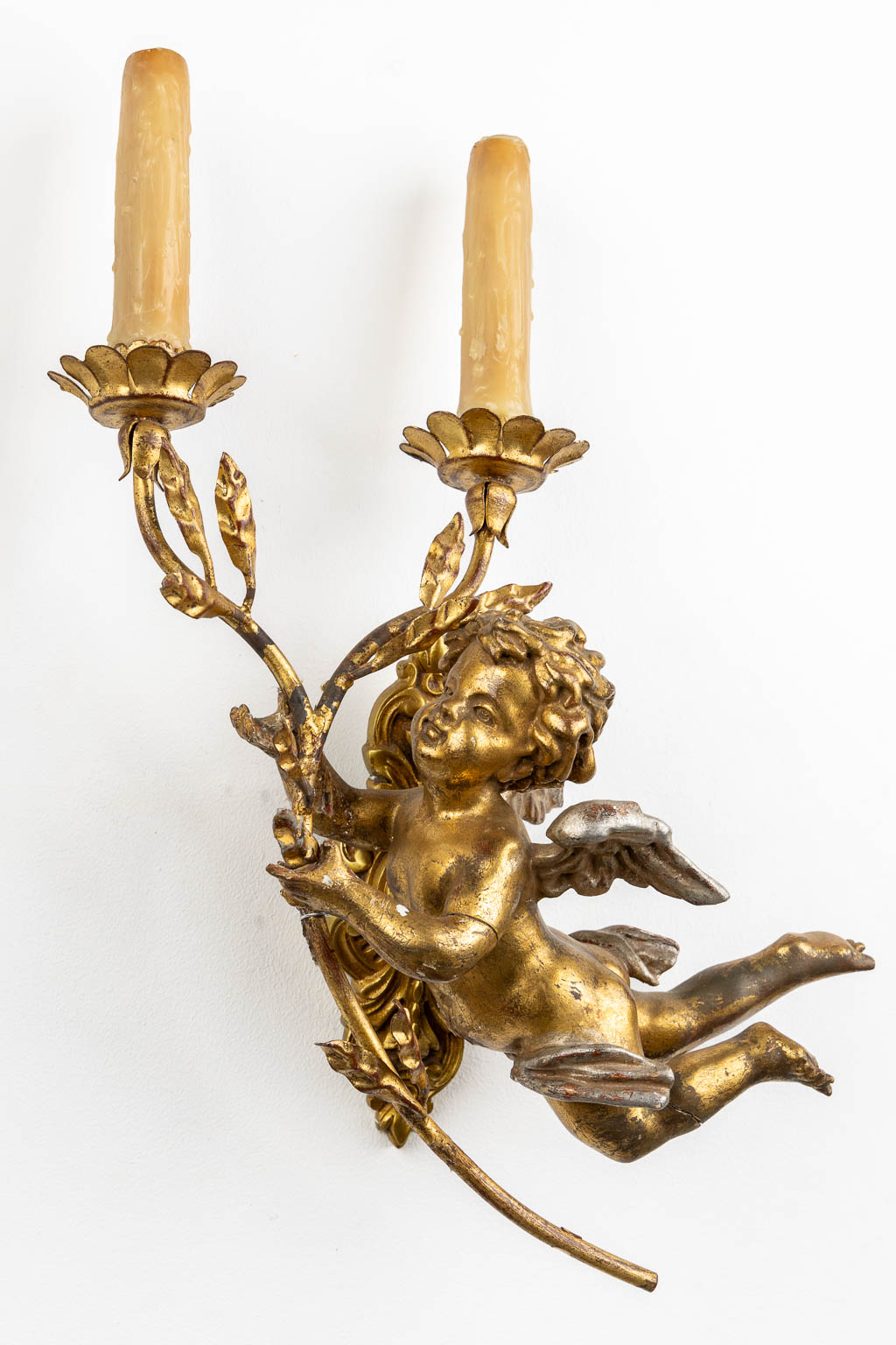 Een decoratief paar wandlichten met putti, 20ste eeuw;. (W:35 x H:48 cm)