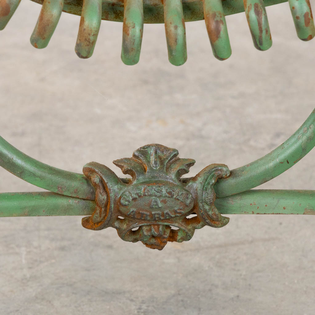 A green patinated metal garden bench with armrests. (L:60 x W:124 x H:80 cm)