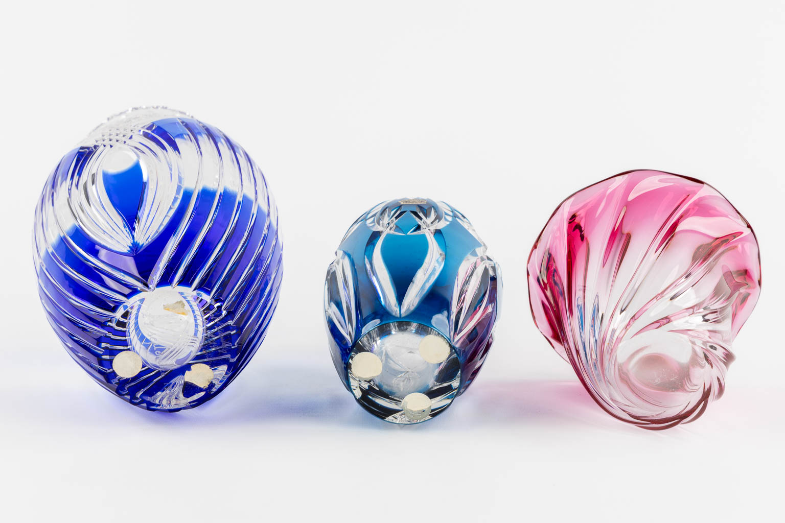 Val Saint Lambert, three coloured crystal vases. (H:29,5 x D:13,5 cm)