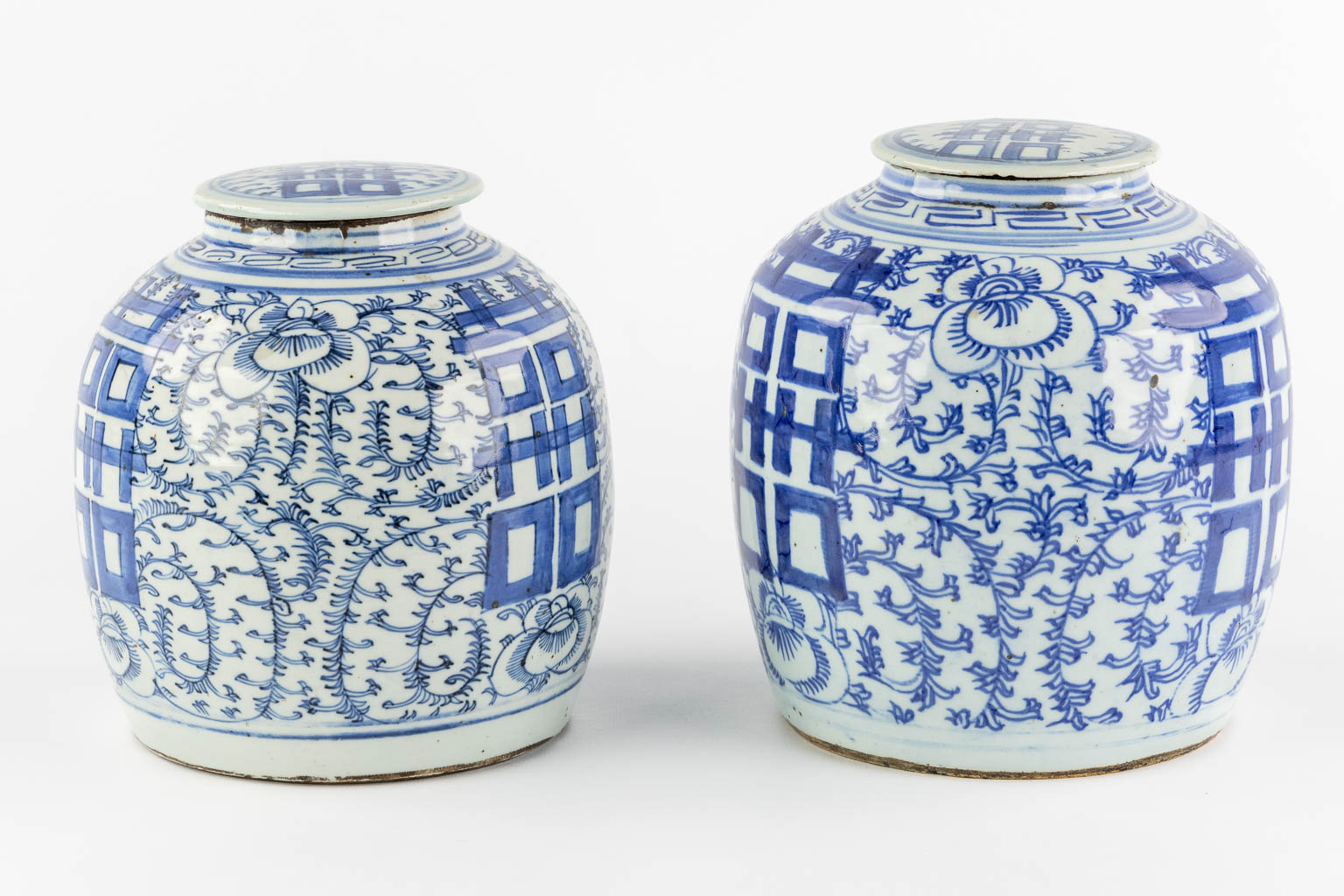 Twee Chinese blauw-witte gemberpotten met een dubbel Xi-teken van geluk. (H:23 x D:21 cm)