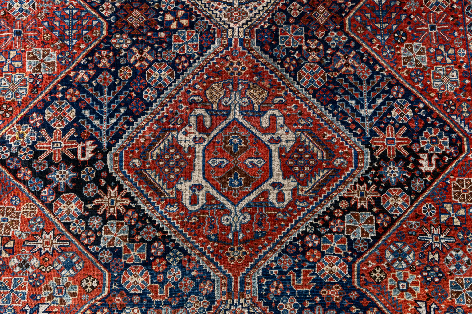Een Oosters handgeknoopt tapijt, Antique Gashqai. (L:251 x W:154 cm)